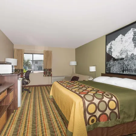 Super 8 - Sterling Hotel